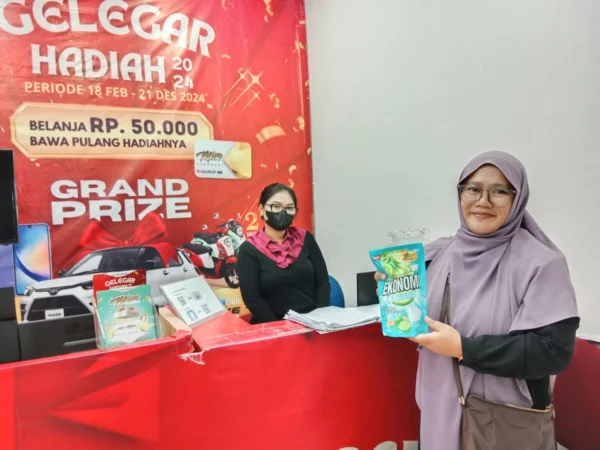 Wina, Salah satu konsumen MIM yang mengaku senang mendapatkan hadiah langsung. (ree-jabarekspres)