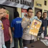 Kapolres Banjar AKBP Danny Yulianto didampingi Wakapolres Banjar Kompol Dani Prasetya menujukkan narkoba jenis Sabu yang hendak diselundupkan ke dalam Lapas oleh seorang narapidana kasus Curat belum lama ini. (Cecep Herdi/Jabar Ekspres)