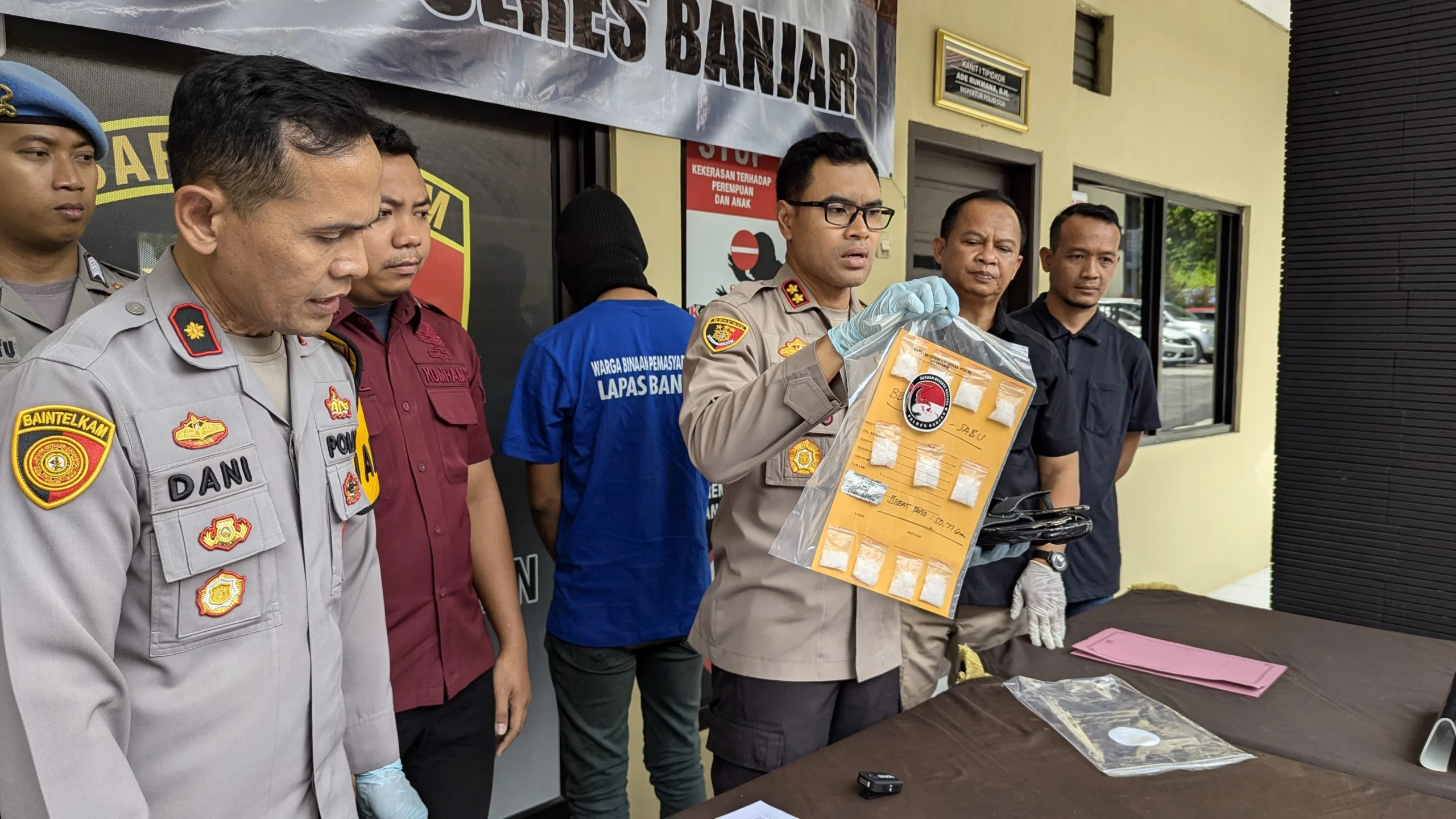 Kapolres Banjar AKBP Danny Yulianto didampingi Wakapolres Banjar Kompol Dani Prasetya menujukkan narkoba jenis Sabu yang hendak diselundupkan ke dalam Lapas oleh seorang narapidana kasus Curat belum lama ini. (Cecep Herdi/Jabar Ekspres)