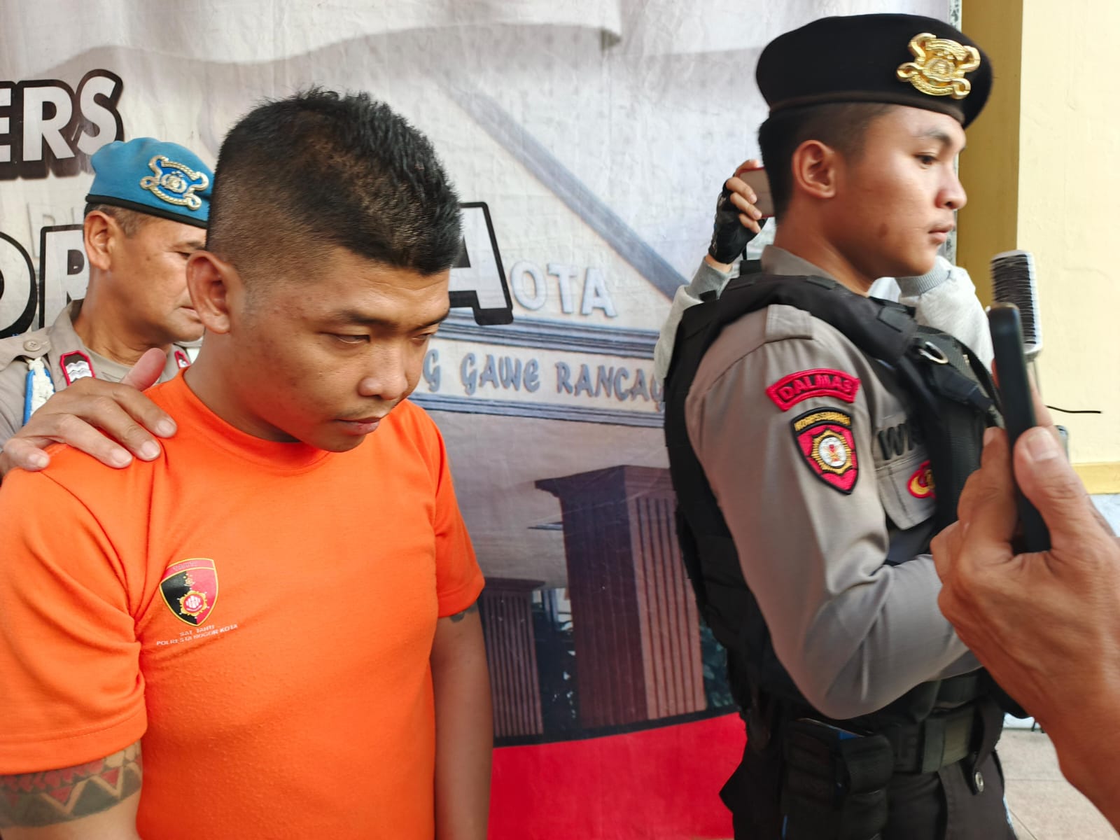 Tersangka Jupri (28) saat digiring petugas di Mapolresta Bogor Kota, Senin (7/10). (Yudha Prananda / Jabar Ekspres)