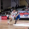 Aksi tim putra SMA BPK Penabur Cirebon (jersey terang) dalam Honda DBL with Kopi Good Day 2024 West Java-East