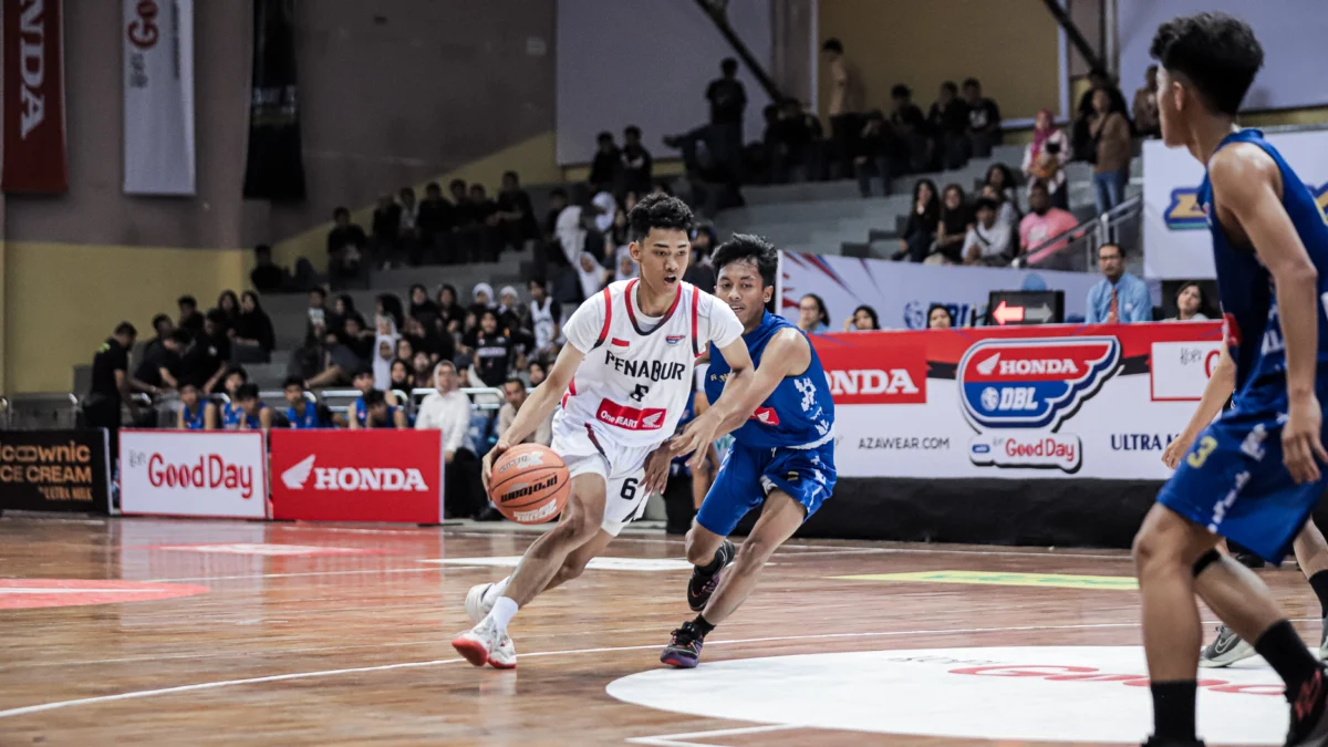 Aksi tim putra SMA BPK Penabur Cirebon (jersey terang) dalam Honda DBL with Kopi Good Day 2024 West Java-East