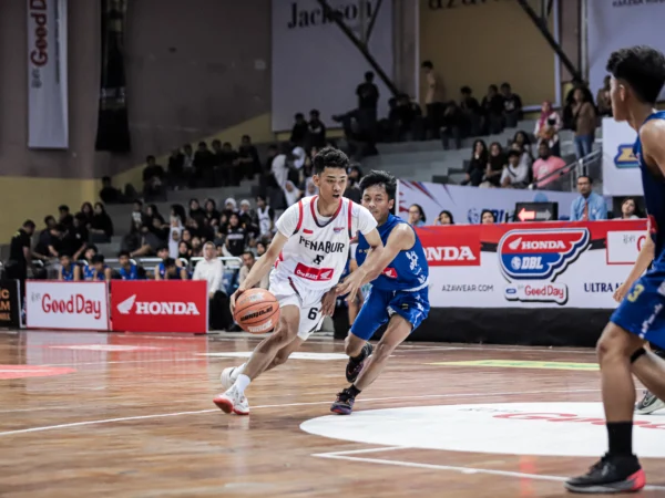 Aksi tim putra SMA BPK Penabur Cirebon (jersey terang) dalam Honda DBL with Kopi Good Day 2024 West Java-East