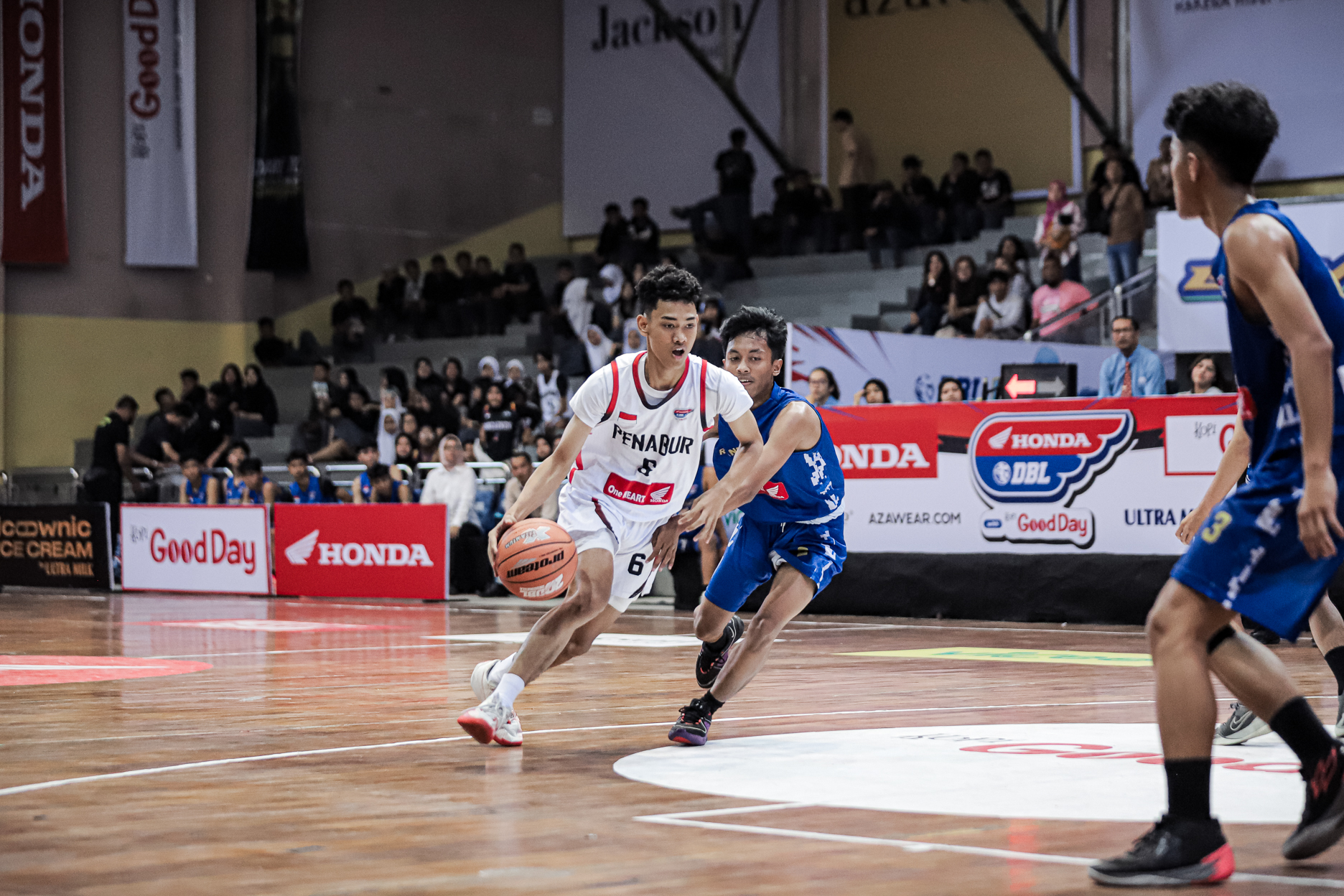 Aksi tim putra SMA BPK Penabur Cirebon (jersey terang) dalam Honda DBL with Kopi Good Day 2024 West Java-East