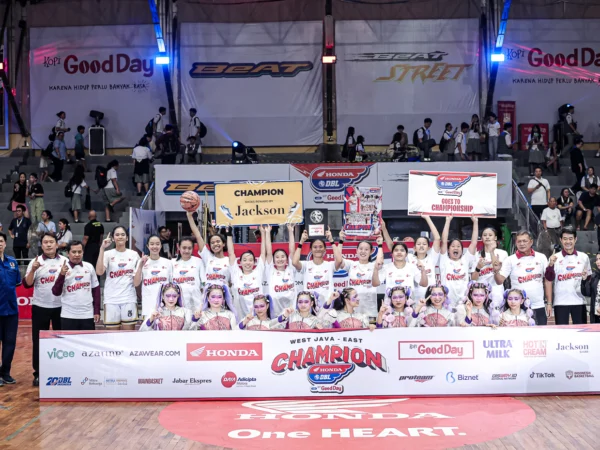 Potret tim putri SMA BPK Penabur Cirebon dalam Final Party Honda DBL with Kopi Good Day 2024 West Java-East