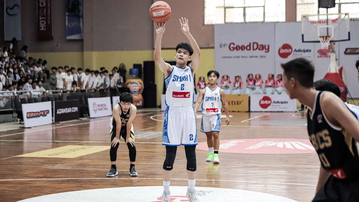 Sosok Jonathan Julius (nomor punggung dua) dalam Honda DBL with Kopi Good Day 2024 West Java-East