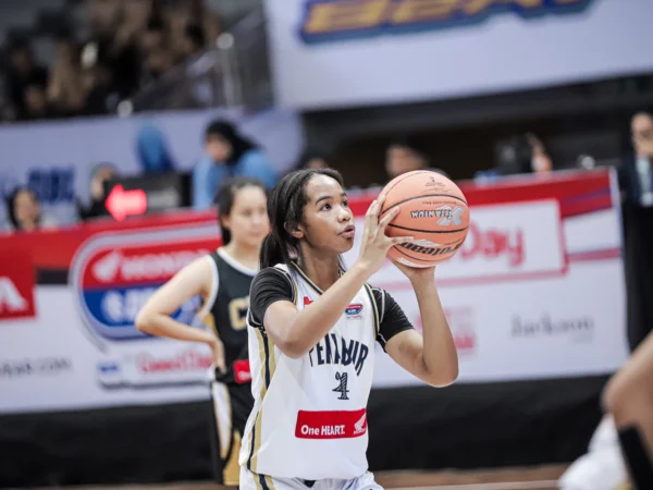 Sosok Praisey Blessed (nomor punggung empat) dalam Honda DBL with Kopi Good Day 2024 West Java-East