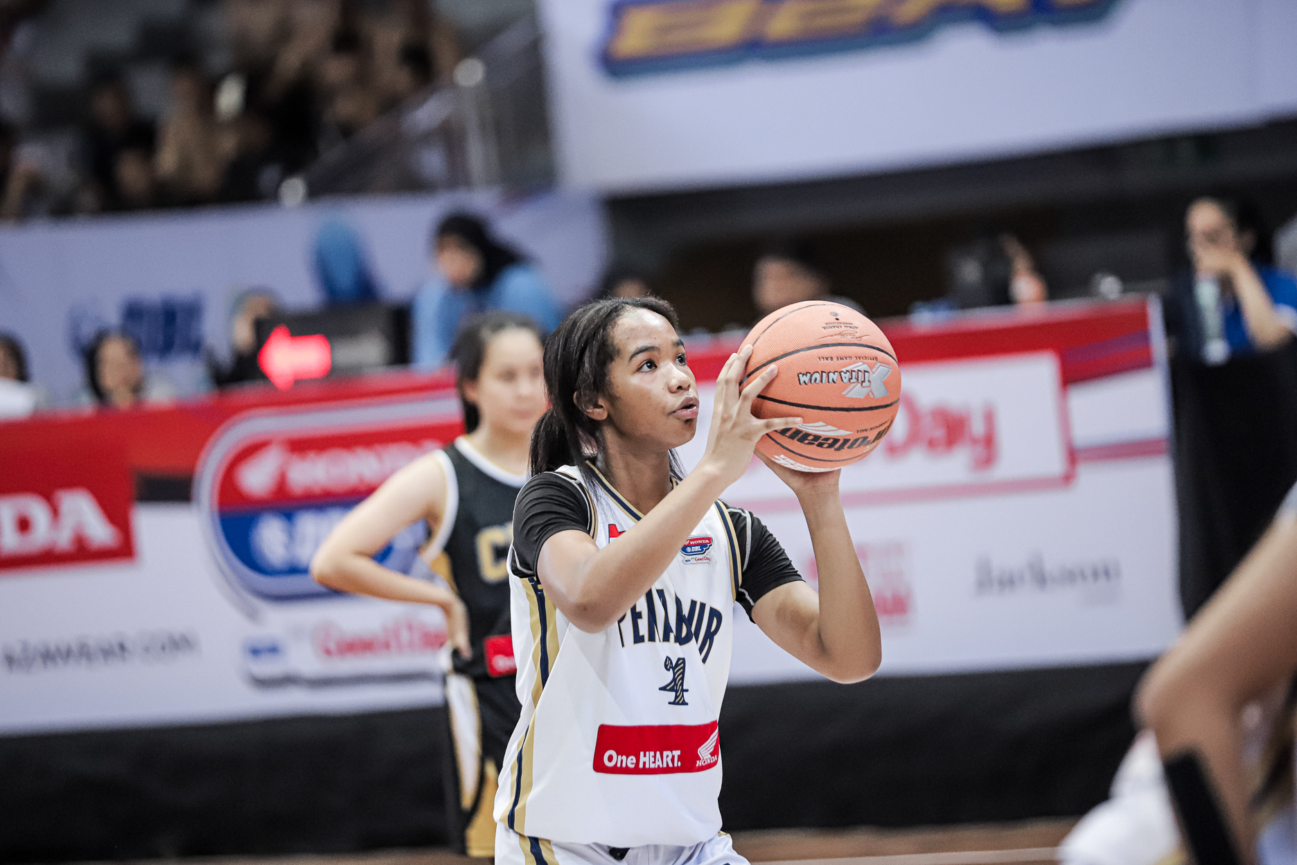 Sosok Praisey Blessed (nomor punggung empat) dalam Honda DBL with Kopi Good Day 2024 West Java-East