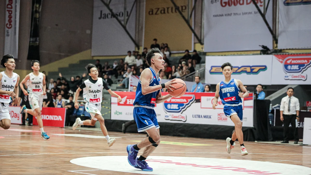 Sosok Zikra Muhammad Hanifa Irzami (nomor punggung satu) dalam Honda DBL with Kopi Good Day 2024 West Java-East