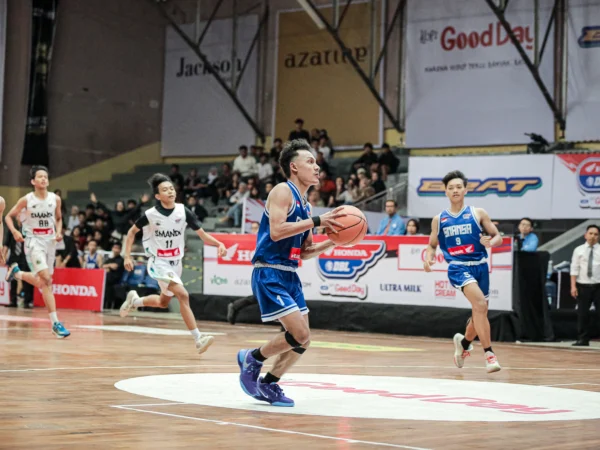 Sosok Zikra Muhammad Hanifa Irzami (nomor punggung satu) dalam Honda DBL with Kopi Good Day 2024 West Java-East