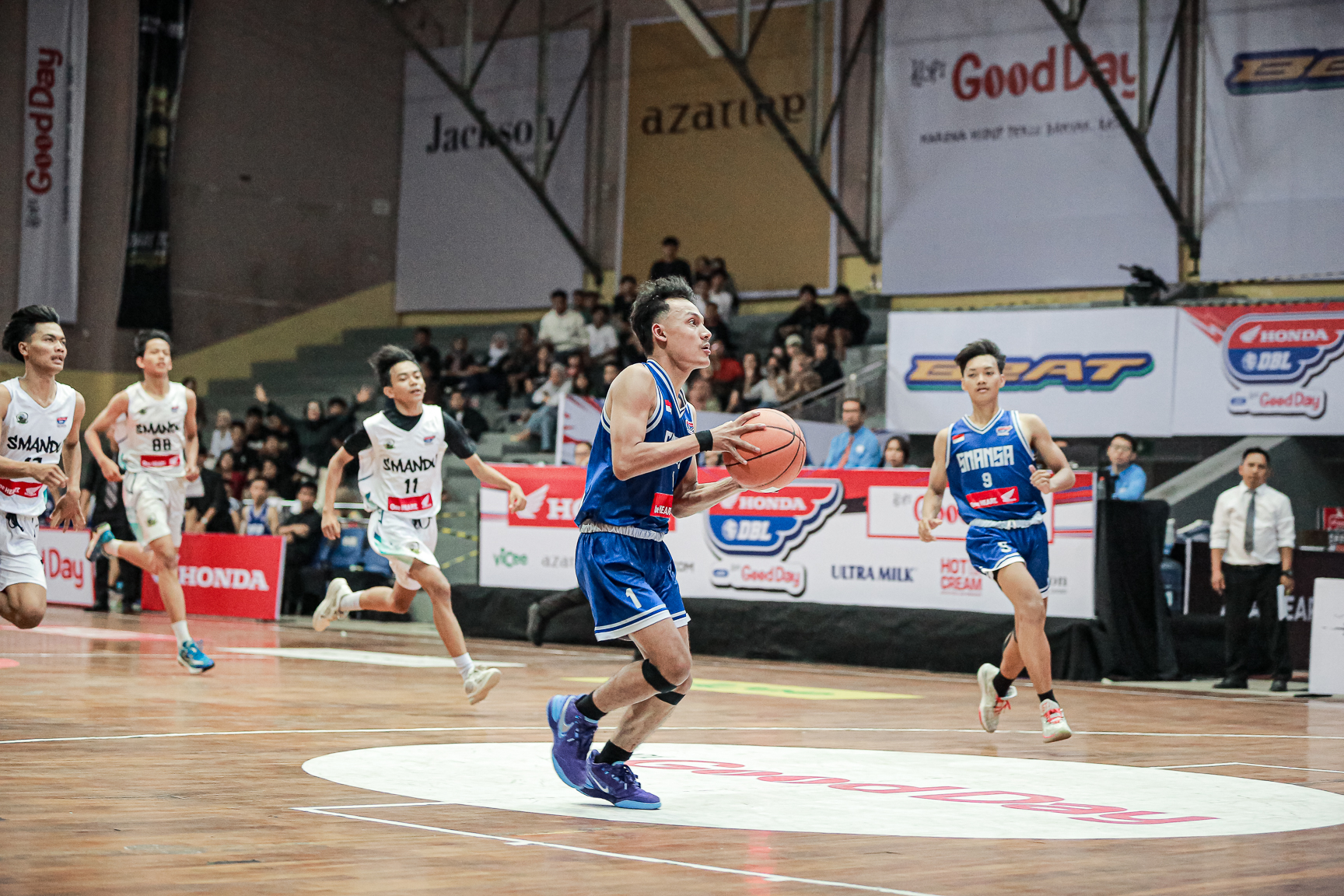 Sosok Zikra Muhammad Hanifa Irzami (nomor punggung satu) dalam Honda DBL with Kopi Good Day 2024 West Java-East