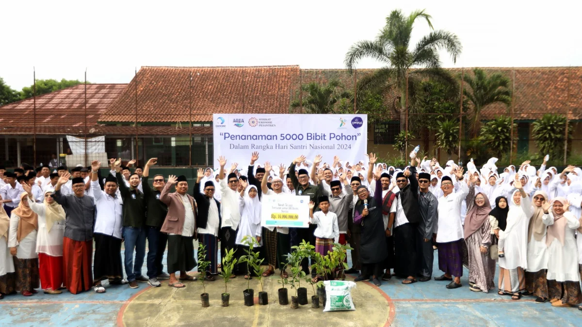 Danone Indonesia berkolaborasi dengan SEP, Pondok Pesantren Cintawana Tasikmalaya, dan FPP, menggelar Upacara Peringatan Hari Santri Nasional 2024 dengan kegiatan penanaman 5.000 bibit pohon.