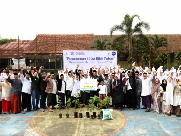 Danone Indonesia berkolaborasi dengan SEP, Pondok Pesantren Cintawana Tasikmalaya, dan FPP, menggelar Upacara Peringatan Hari Santri Nasional 2024 dengan kegiatan penanaman 5.000 bibit pohon.