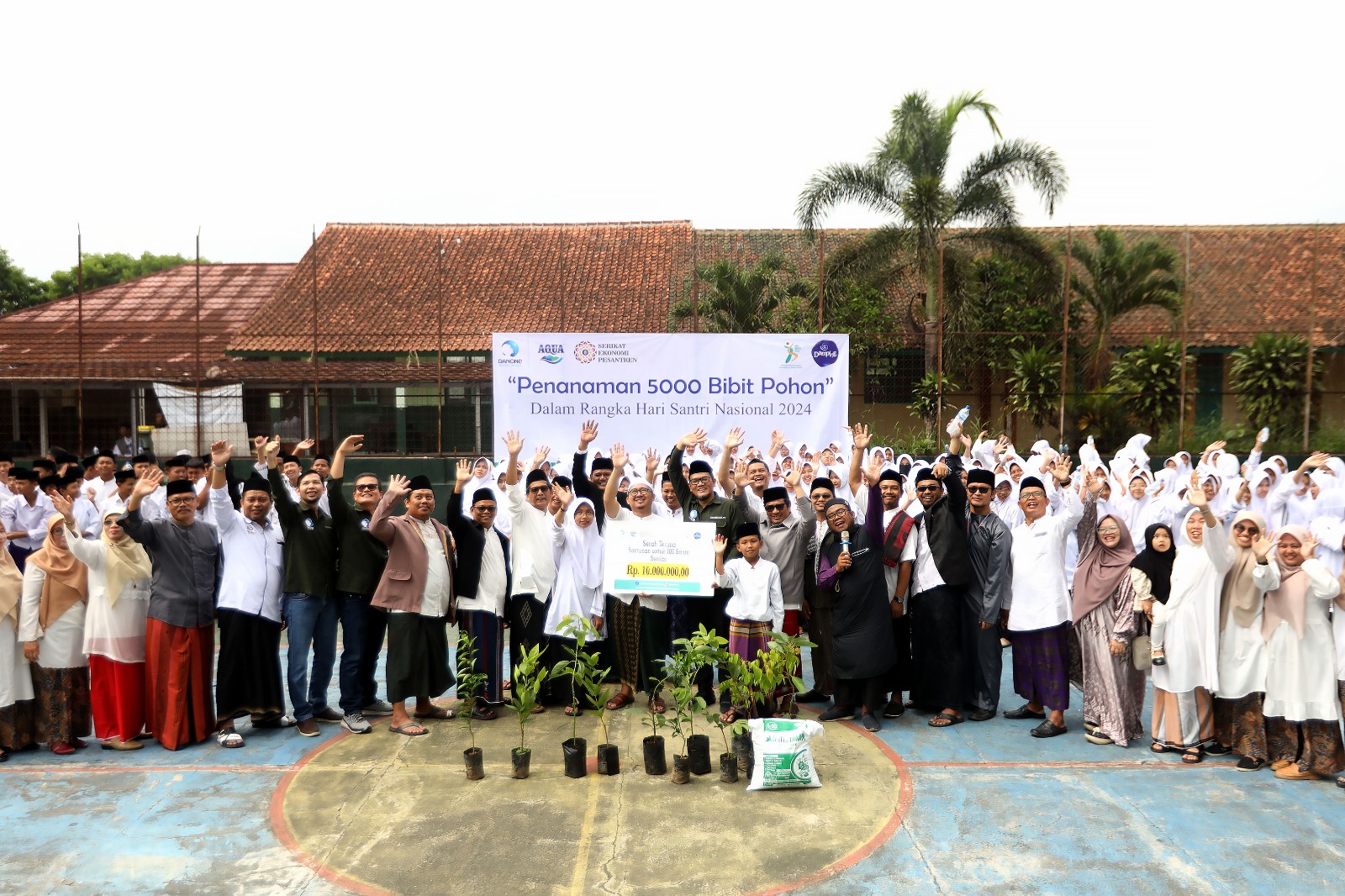 Danone Indonesia berkolaborasi dengan SEP, Pondok Pesantren Cintawana Tasikmalaya, dan FPP, menggelar Upacara Peringatan Hari Santri Nasional 2024 dengan kegiatan penanaman 5.000 bibit pohon.