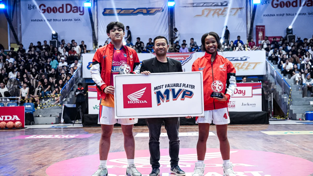 Potret Praisey Blessed (kanan) sebagai penerima Most Valueable Player DBL West Java 2024