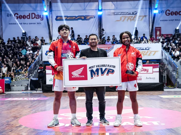 Potret Praisey Blessed (kanan) sebagai penerima Most Valueable Player DBL West Java 2024