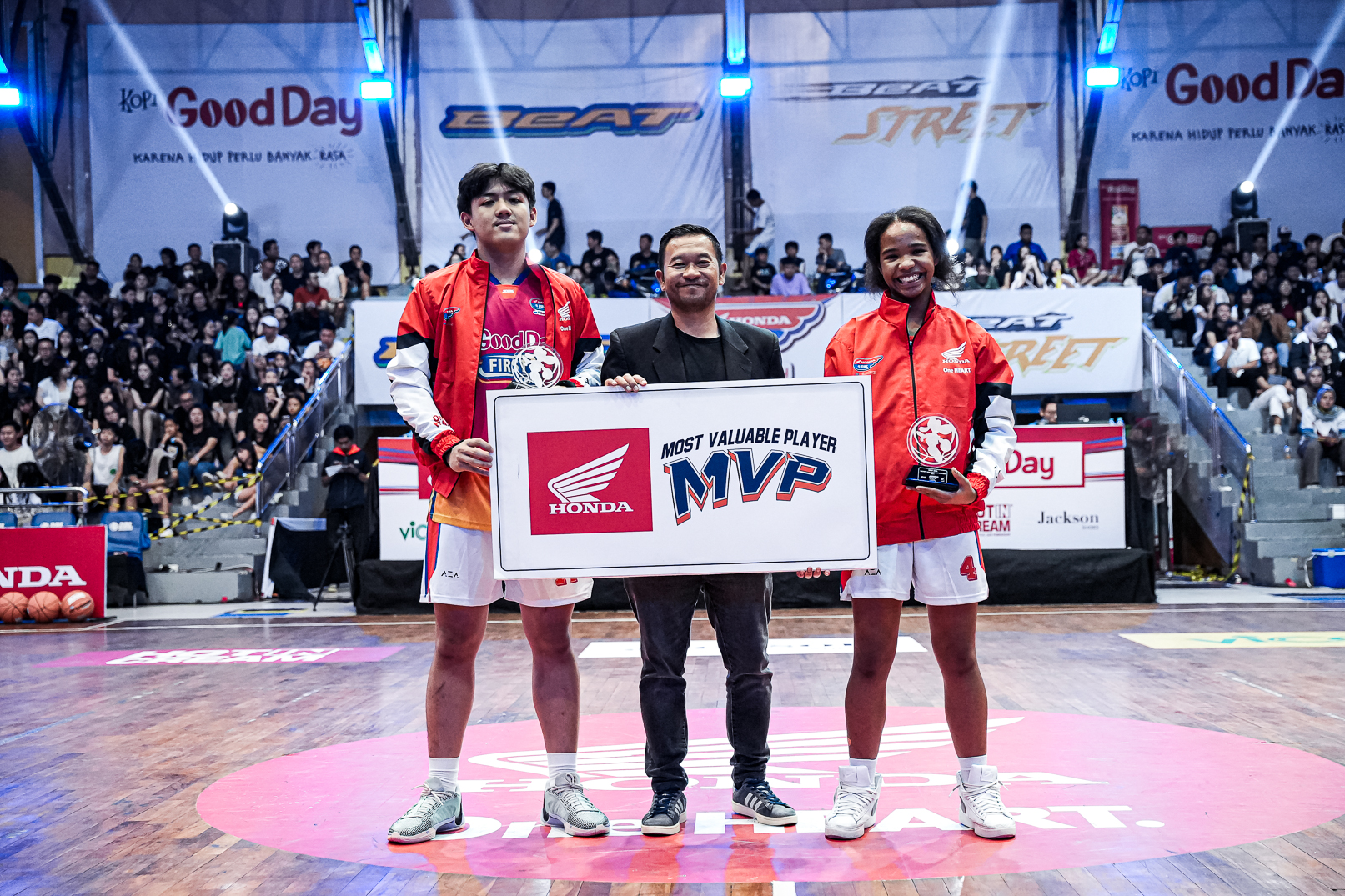 Potret Praisey Blessed (kanan) sebagai penerima Most Valueable Player DBL West Java 2024