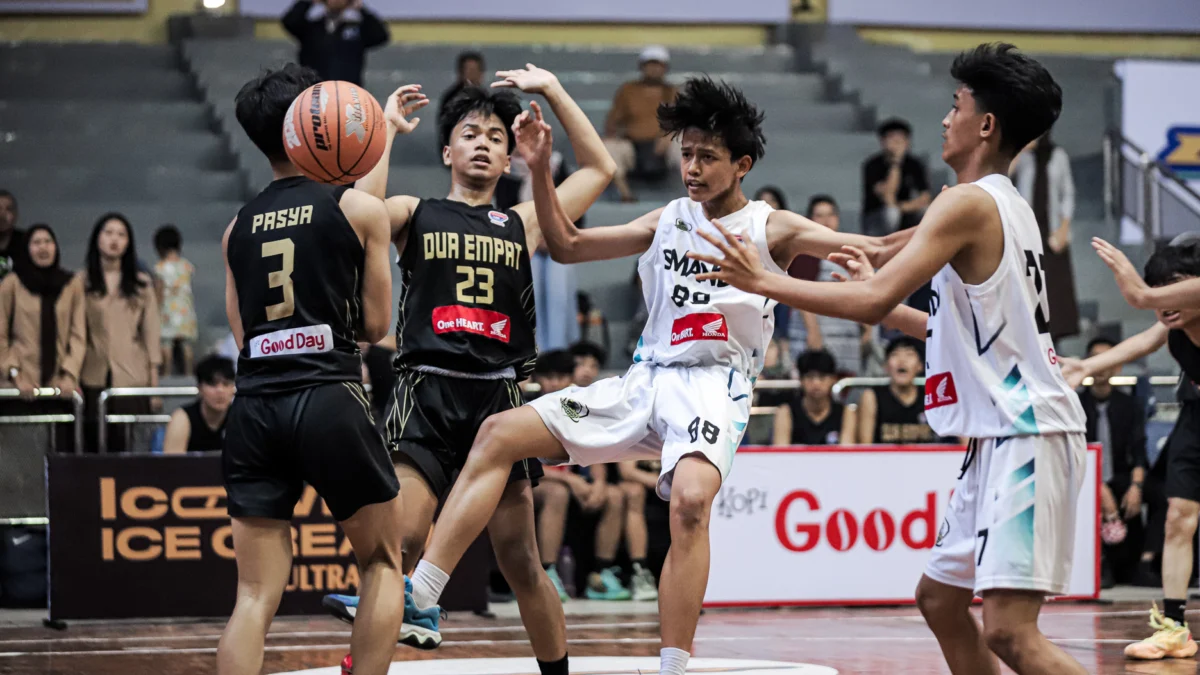 Sosok Alvio Mulki Hakim (jersey putih nomor 88) dalam Honda DBL with Kopi Good Day 2024 West Java_East