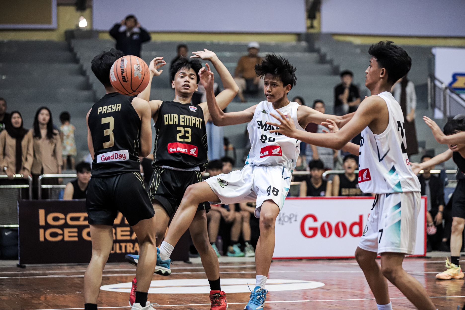 Sosok Alvio Mulki Hakim (jersey putih nomor 88) dalam Honda DBL with Kopi Good Day 2024 West Java_East