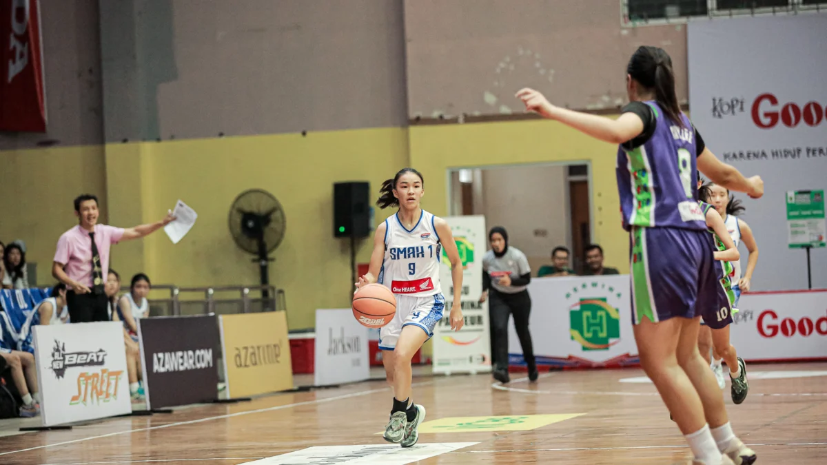 Sosok Chelsea Aurelia (nomor punggung sembilan) dalam Honda DBL with Kopi Good Day 2024 West Java-East