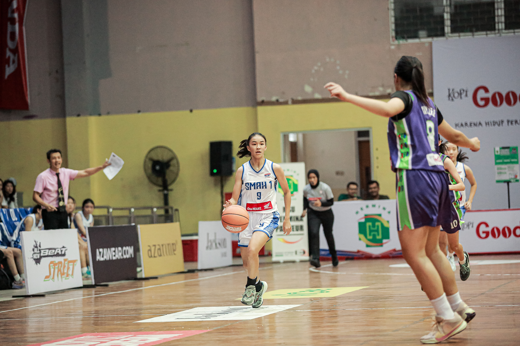 Sosok Chelsea Aurelia (nomor punggung sembilan) dalam Honda DBL with Kopi Good Day 2024 West Java-East