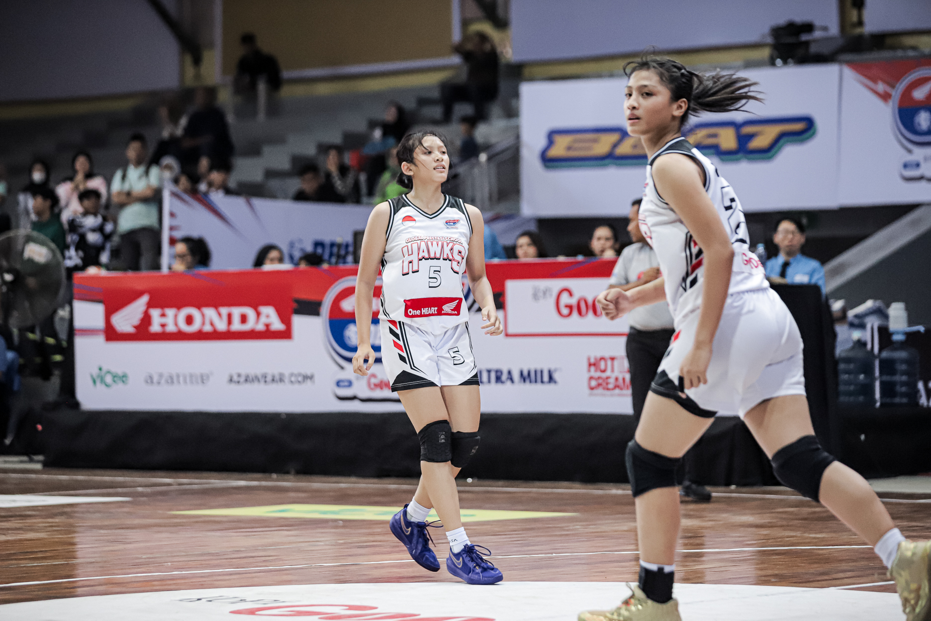 Sosok Maiza Syifa Arsyilla (nomor punggung lima) dalam Honda DBL with Kopi Good Day 2024 West Java-East