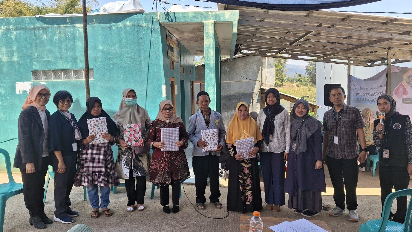 Para dosen berfoto bersama penerima hadiah sebagai penanya terbaik (Foto: Dosen & Mahasiswa Universitas Bhakti Kencana Kelompok 28)