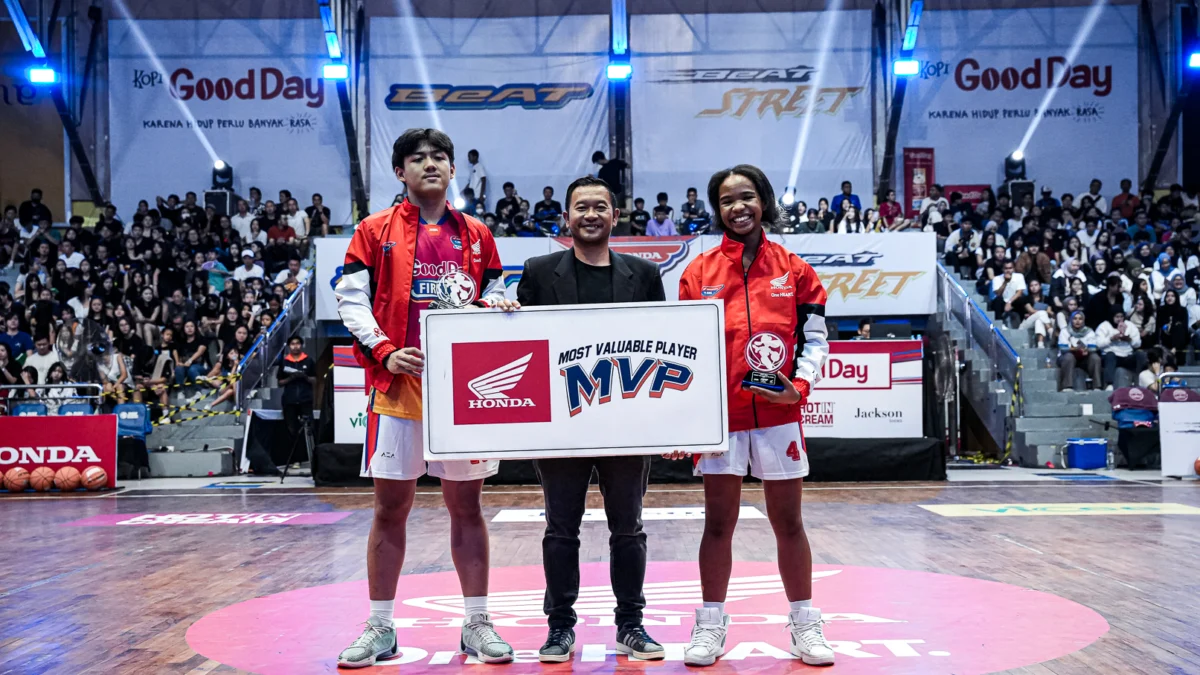 Potret Marshall Farez (kiri) sebagai penerima Most Valueable Player DBL West Java 2024