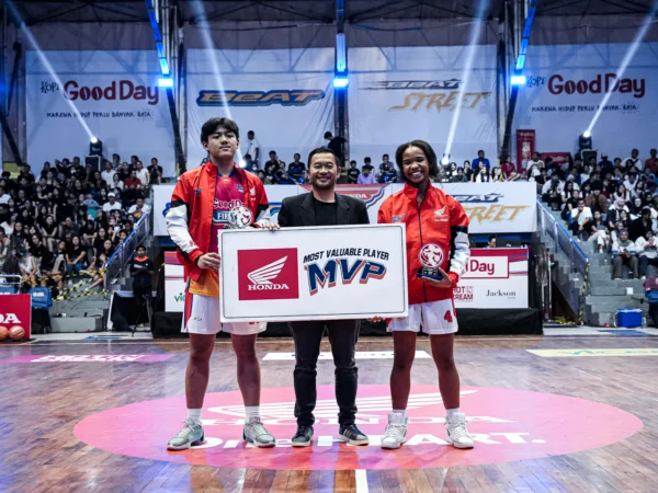 Potret Marshall Farez (kiri) sebagai penerima Most Valueable Player DBL West Java 2024