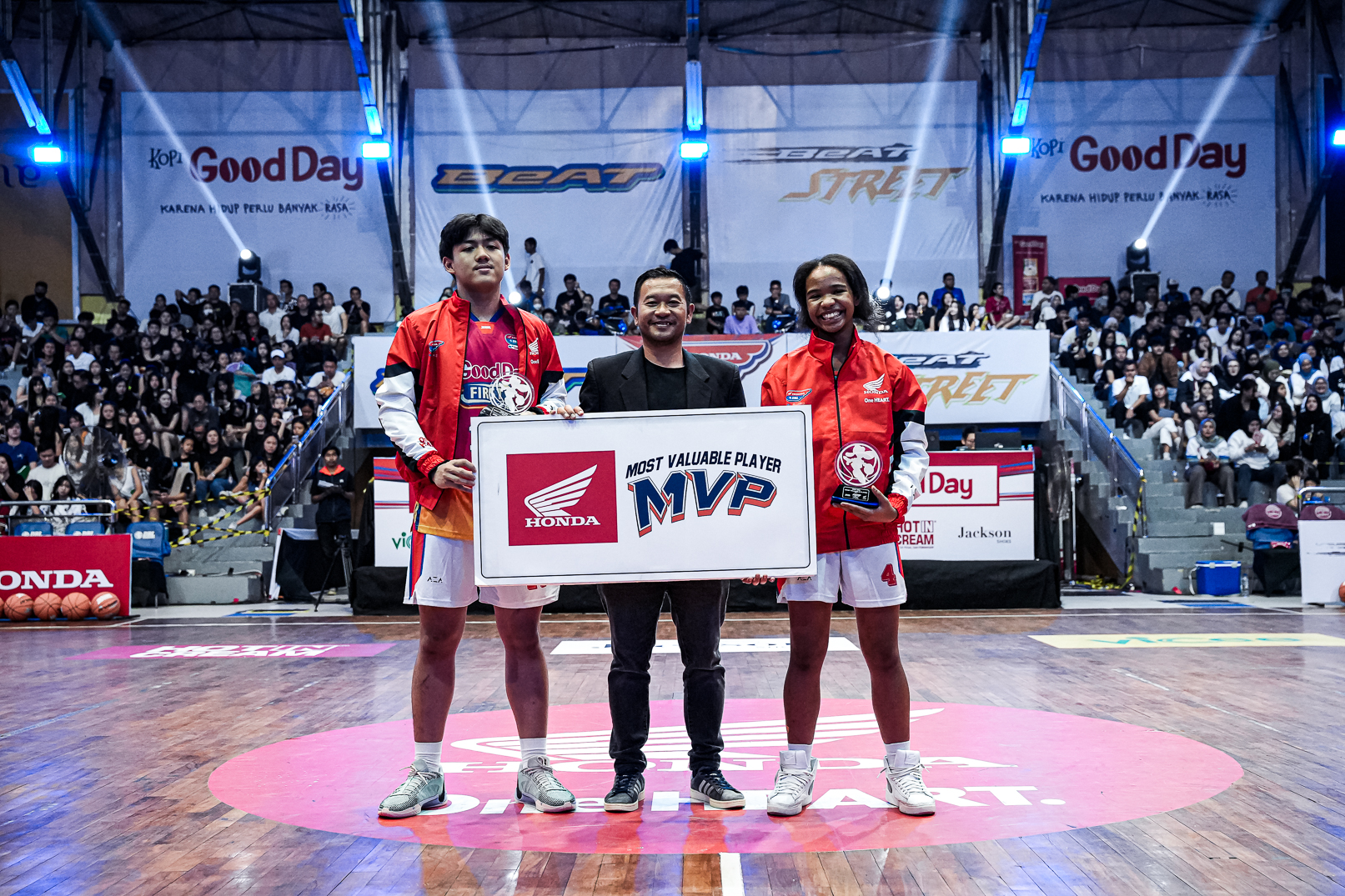 Potret Marshall Farez (kiri) sebagai penerima Most Valueable Player DBL West Java 2024