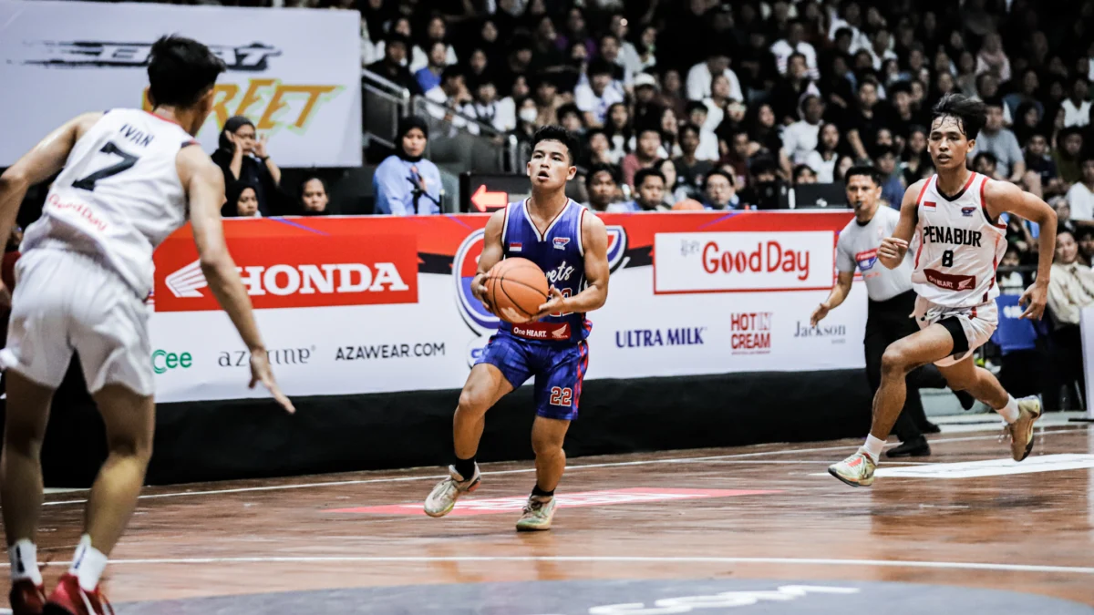 Sosok Al Gibran Moreno Mohamad (nomor punggung 22) dalam Honda DBL with Kopi Good Day 2024 West Java-East