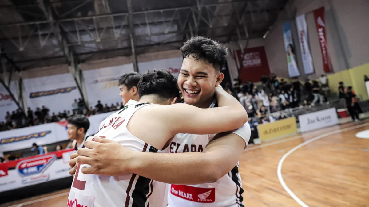 Sosok Fachry Ali Akbar saat merayakan kemenangan tim putra SMAN 8 Bandung dalam Honda DBL with Kopi Good Day 2024 West Java-East