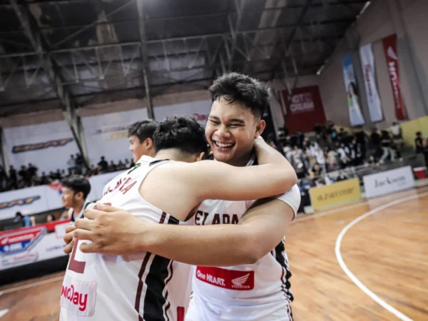 Sosok Fachry Ali Akbar saat merayakan kemenangan tim putra SMAN 8 Bandung dalam Honda DBL with Kopi Good Day 2024 West Java-East