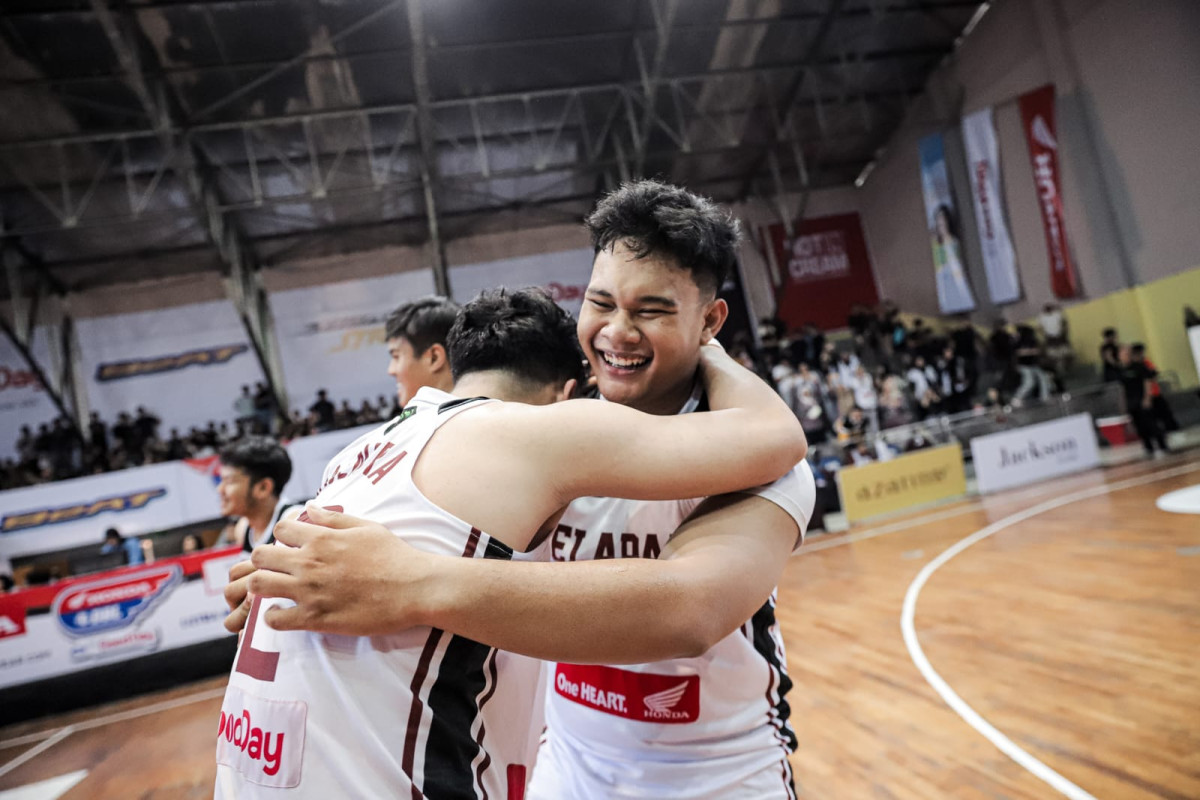 Sosok Fachry Ali Akbar saat merayakan kemenangan tim putra SMAN 8 Bandung dalam Honda DBL with Kopi Good Day 2024 West Java-East