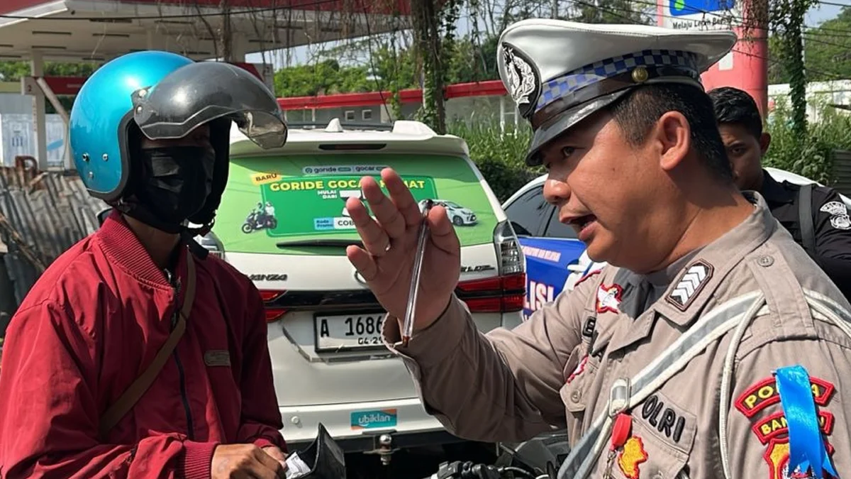 Petugas Satlantas Polresta Cirebon melakukan razia di Simpang Empat Sumber dalam rangka Razia Operasi Zebra Lodaya 2024