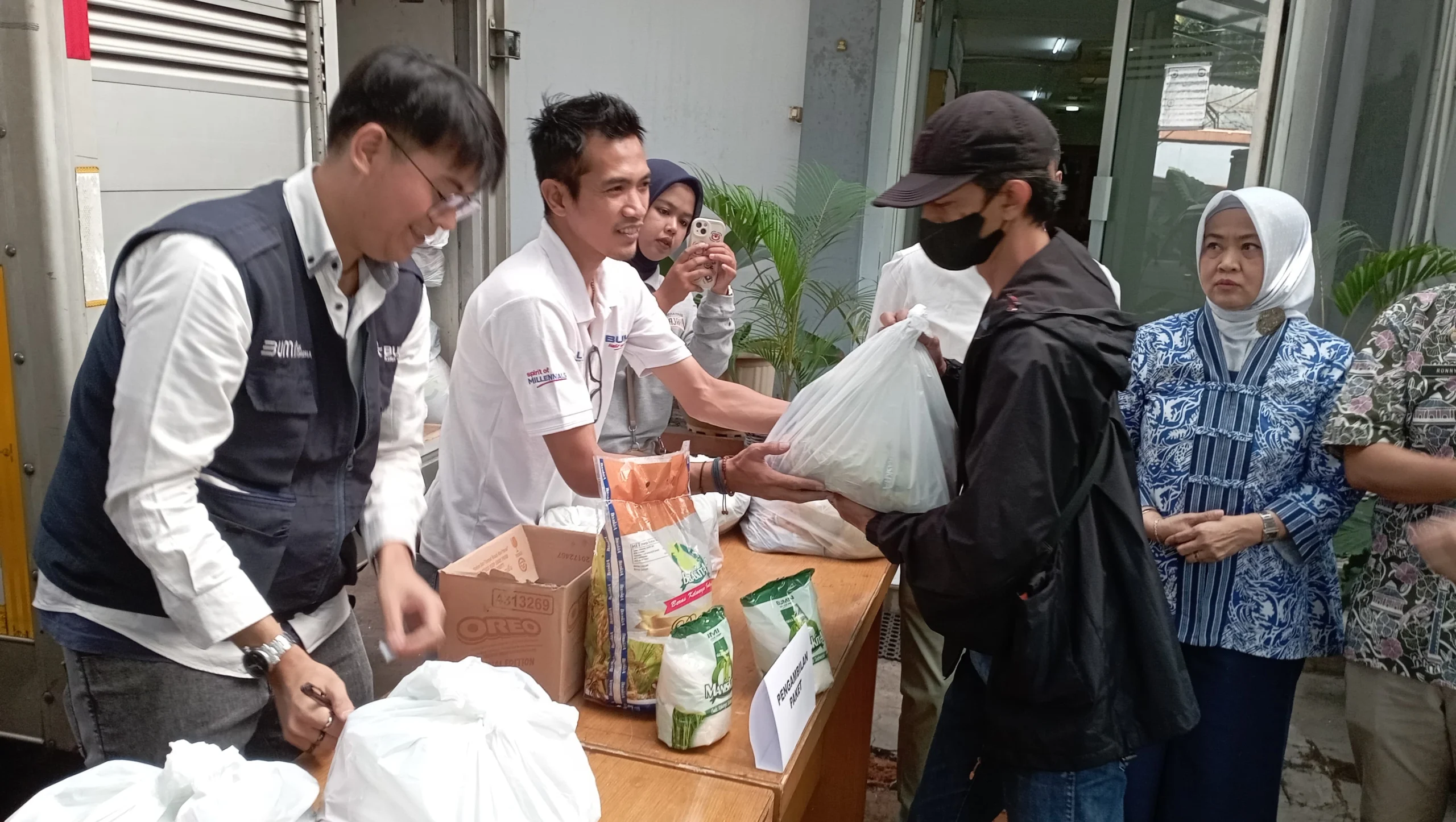 Dok. Alami deflasi, Pemprov Jabar berikan sejumlah bantuan kepada masyarakat. Foto. Sandi Nugraha.