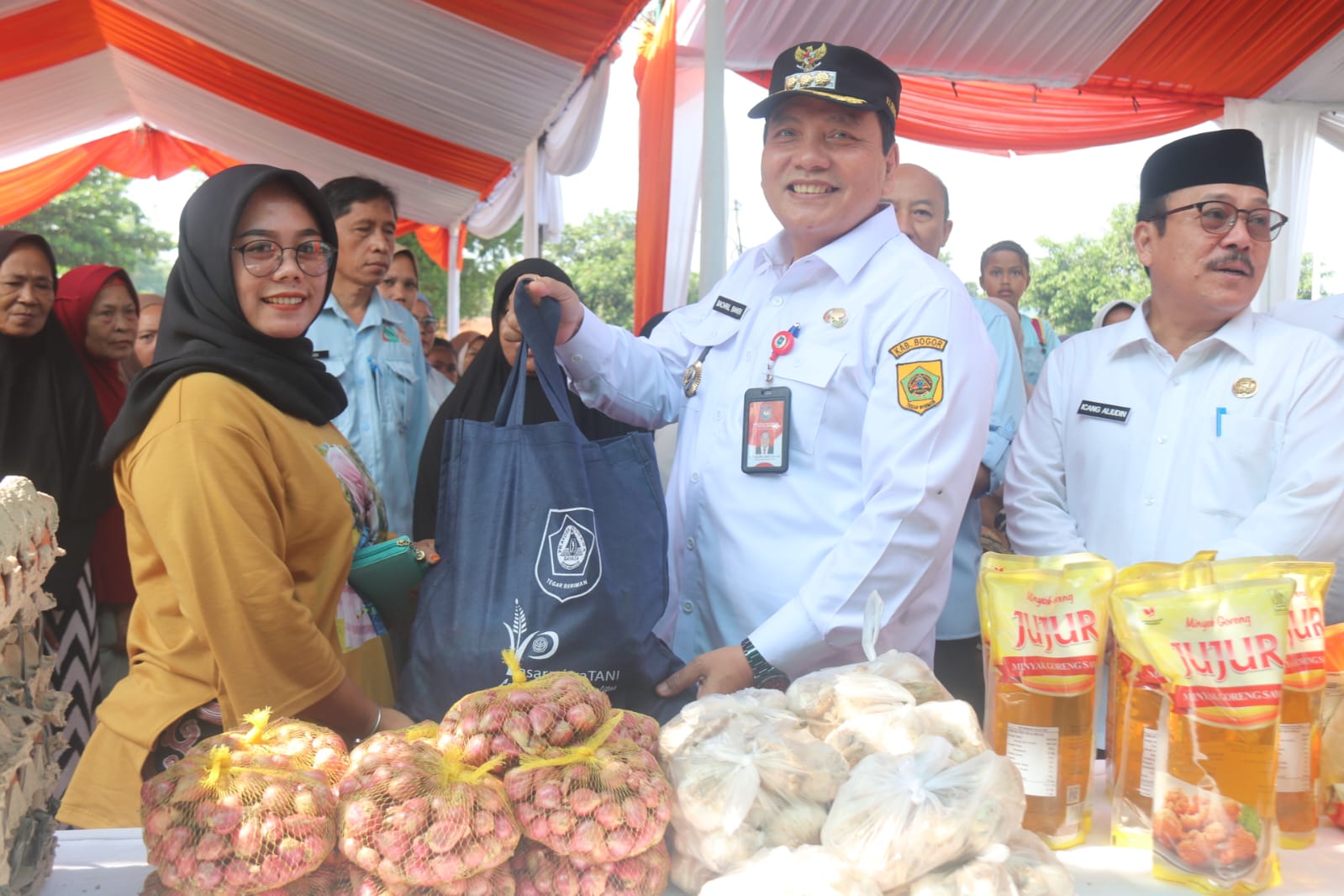 PJ Bupati Bogor Bachril Bakri saat mengunjungi kegiatan Pangan Murah di Wilayah Kecamatan Rumpin, Kabupaten Bogor. Foto : Dok Diskominfo