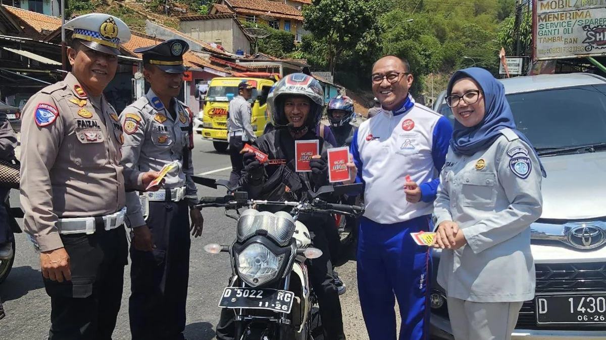 Kanit Kamsel Polresta Bandung bersama dengan Instruktur Safety Riding Honda, Jasa Raharja, dan Dishub Kabupaten Bandung melakukan edukasi keselamatan di jalur Nagreg