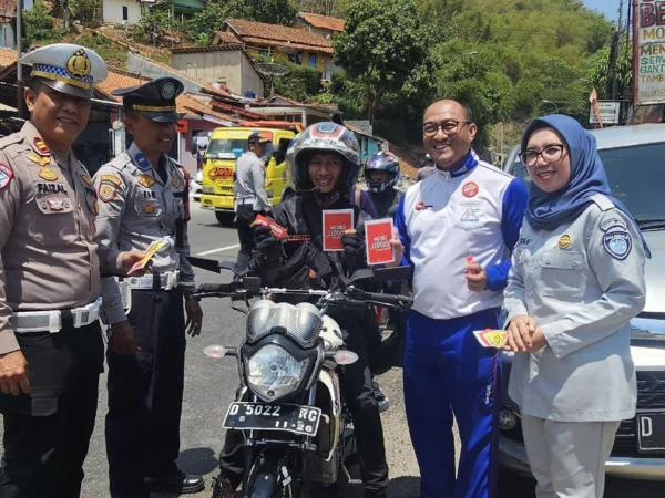 Kanit Kamsel Polresta Bandung bersama dengan Instruktur Safety Riding Honda, Jasa Raharja, dan Dishub Kabupaten Bandung melakukan edukasi keselamatan di jalur Nagreg