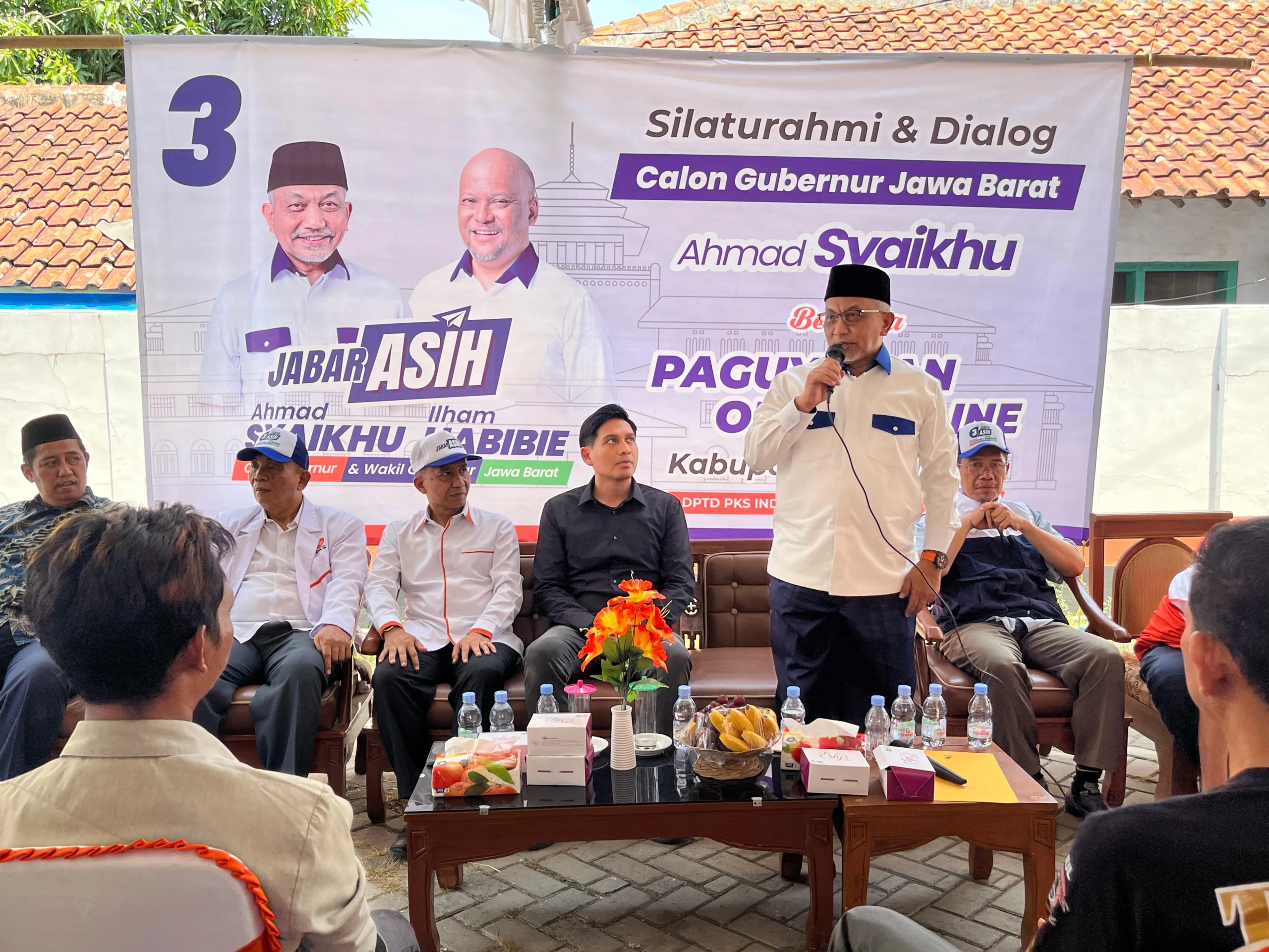 Pasangan ASIH saat berkunjung ke Kabupaten Indramayu, Sabtu (5/10/2024).