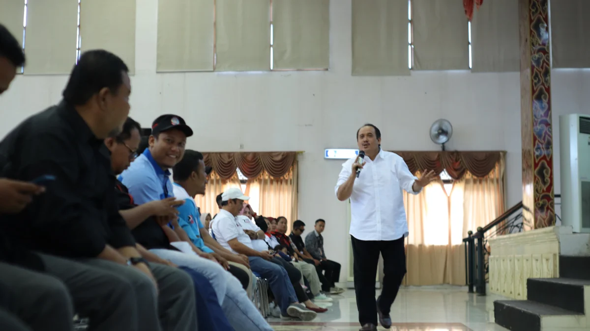 Calon Gubernur Jabar Nomor urut dua Jeje Wiradinata atau Cagub Jeje melakukan silaturahmi dengan aliansi buruh Cirebon, Minggu, 20 Oktober 2024.