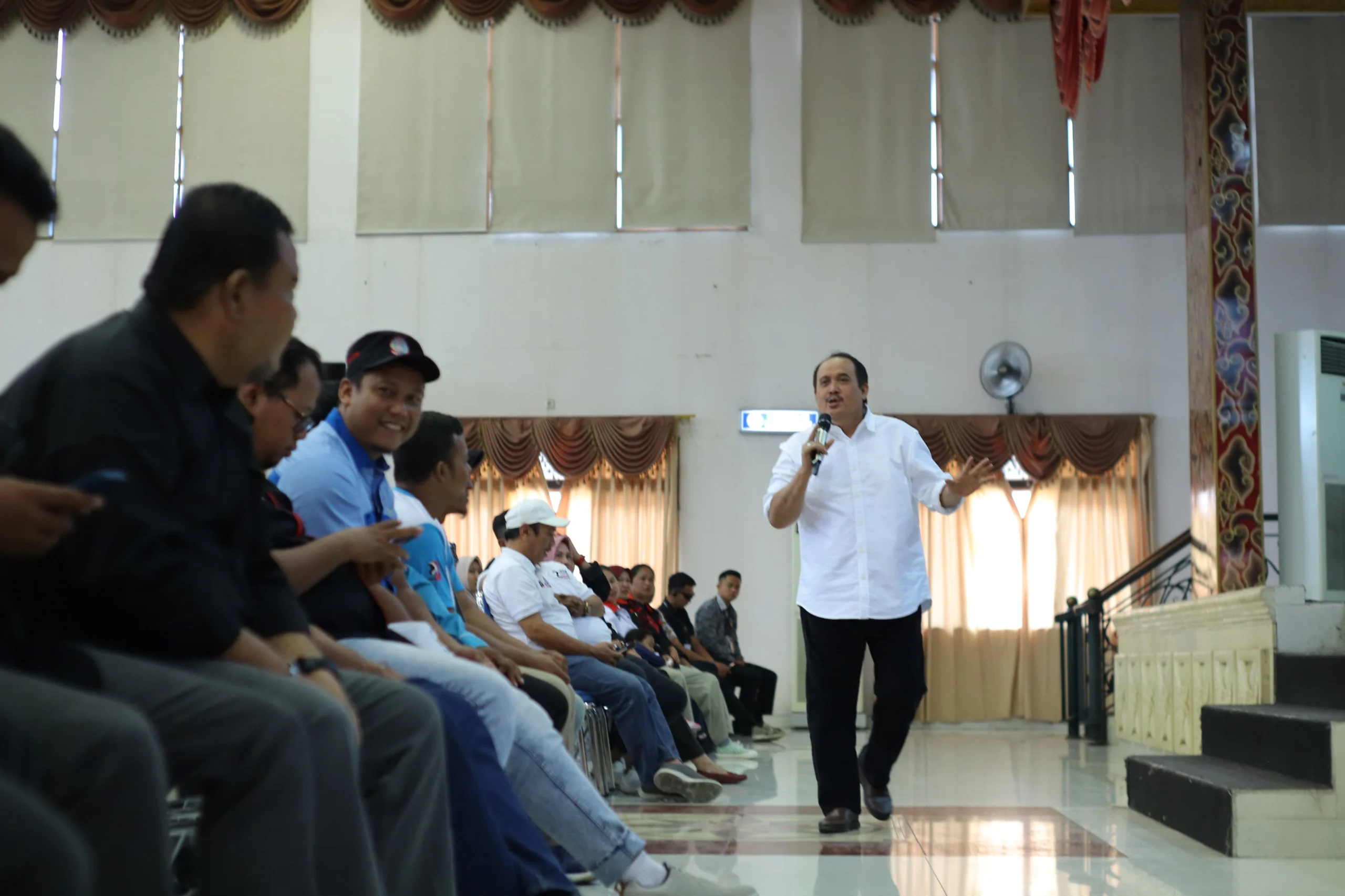 Calon Gubernur Jabar Nomor urut dua Jeje Wiradinata atau Cagub Jeje melakukan silaturahmi dengan aliansi buruh Cirebon, Minggu, 20 Oktober 2024.