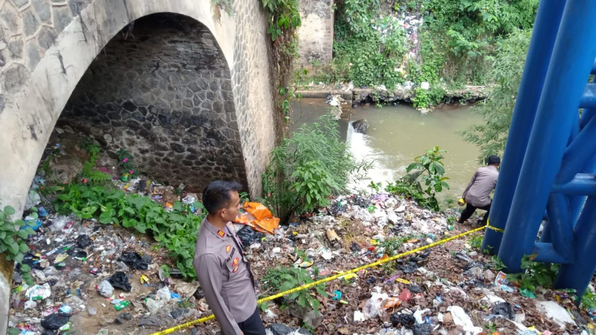 Penemuan Mayat Bayi Berjenis Laki-laki di Bawah Jembatan Hebohkan Warfa Cukanggenteng