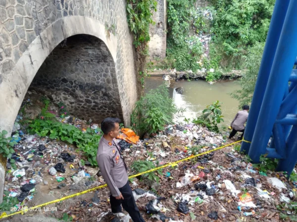 Penemuan Mayat Bayi Berjenis Laki-laki di Bawah Jembatan Hebohkan Warfa Cukanggenteng