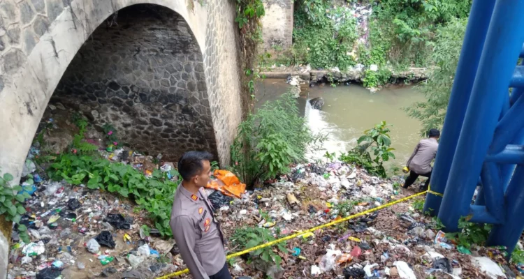 Penemuan Mayat Bayi Berjenis Laki-laki di Bawah Jembatan Hebohkan Warfa Cukanggenteng