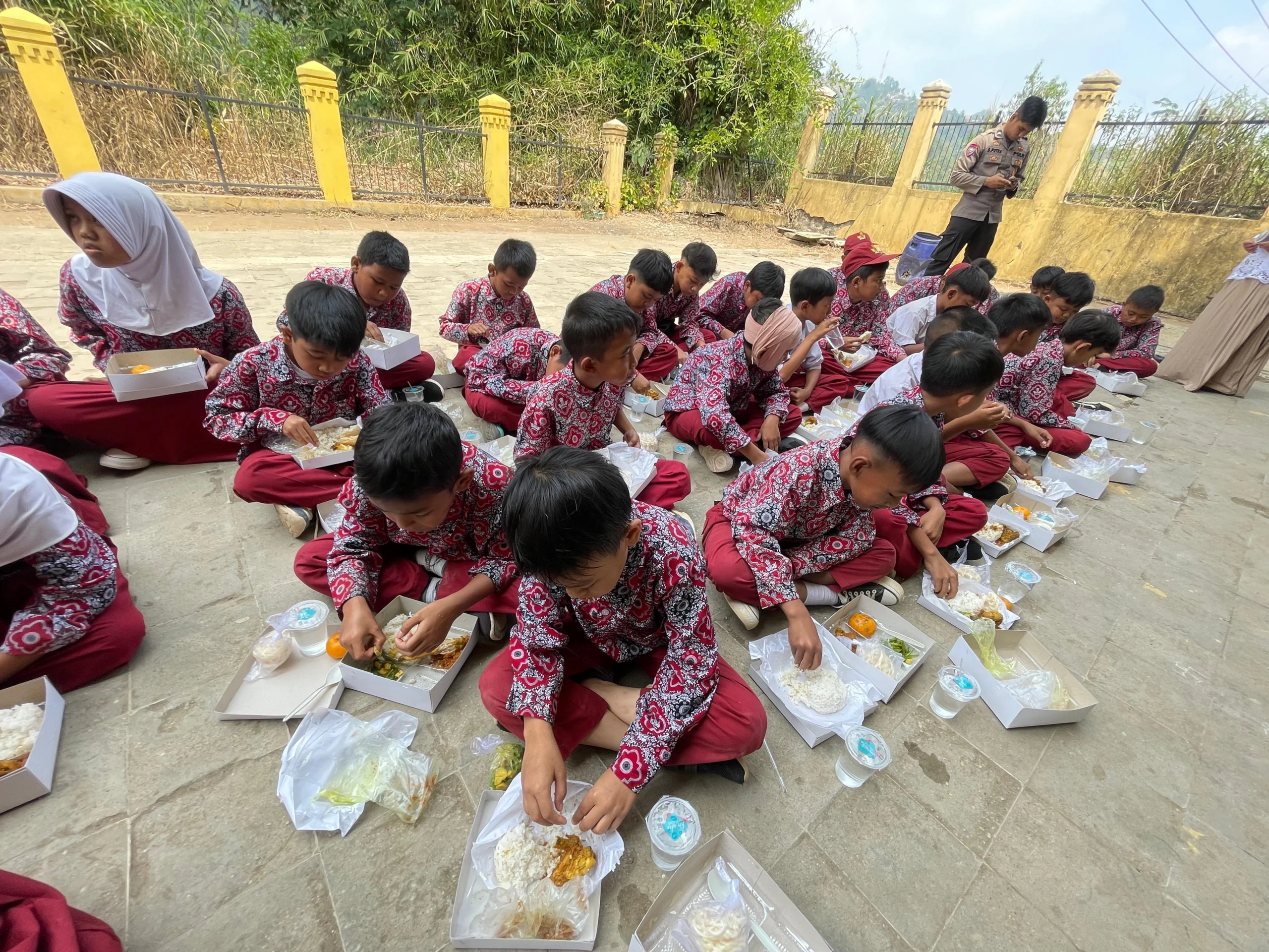 Siswa SDN Rasamulya, Kecamatan Soreang, Kabupaten Bandung saat menyantap makanan bergizi gratis