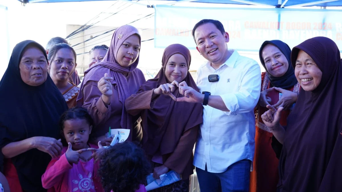 Calon Wali Kota Bogor, Nomor Urut 5, Dokter Rayendra berswafoto bersama sejumlah ibu-ibu. (Foto: Istimewa)