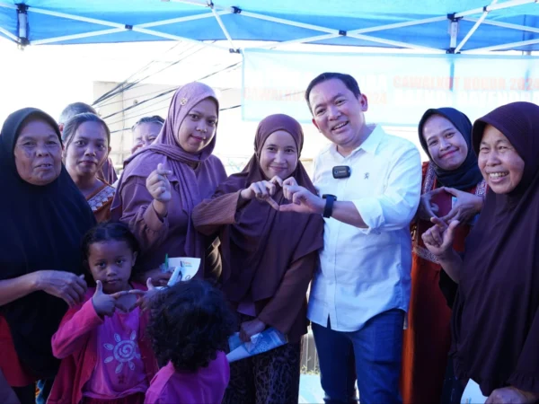 Calon Wali Kota Bogor, Nomor Urut 5, Dokter Rayendra berswafoto bersama sejumlah ibu-ibu. (Foto: Istimewa)