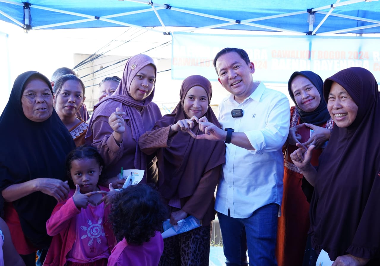 Calon Wali Kota Bogor, Nomor Urut 5, Dokter Rayendra berswafoto bersama sejumlah ibu-ibu. (Foto: Istimewa)