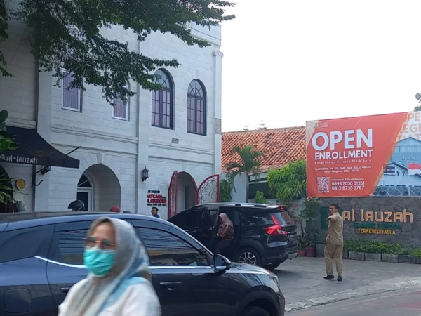 Penampakan gerbang sekolah AL-Lauzah yang menahan dua muridnya karena belum menyelesaikan tunggakan.